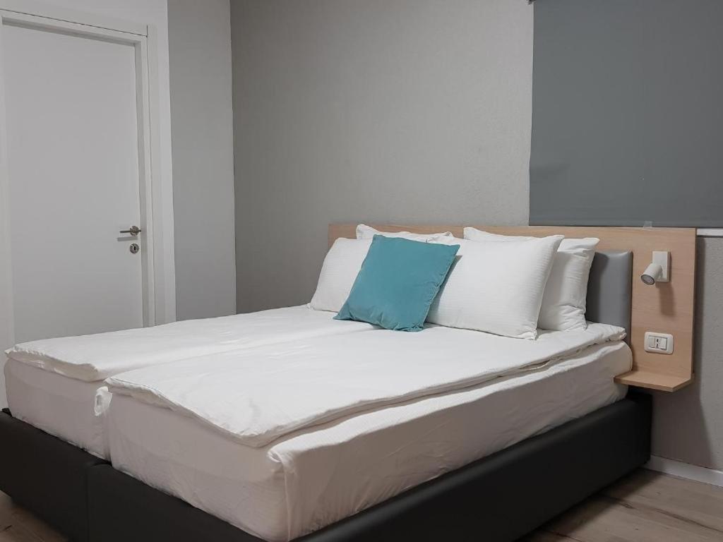 אור יהודה Airport Guest House מראה חיצוני תמונה